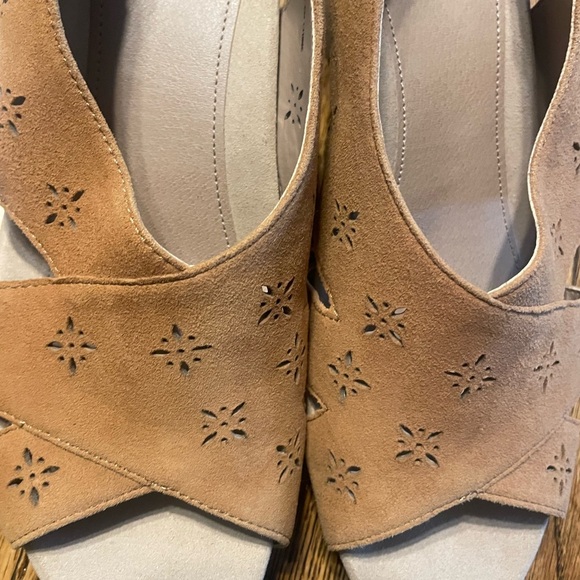 Earth Tan wedge upper heels  with Star Perforations size 9w - Picture 11 of 13
